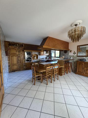 Maison familiale d’exception avec T2 indépendant – 258 m² – Daix, secteur recherché “Les Champs Moreaux”

À seulement quelques minutes de Dijon, dans l’un des secteurs les plus prisés et paisibles de Daix, découvrez cette superbe maison familiale de 1990, offrant 258 m² habitables sur un magnifique terrain arboré et fruitier de 651 m².

Parfaitement entretenue, lumineuse et économe en énergie (DPE B), cette propriété séduit par ses volumes généreux, ses prestations de qualité et son potentiel d’évolution.

Au rez-de-chaussée

* Hall d’entrée lumineux avec puits de lumière et élégant escalier central
* Vaste salon/séjour de 44 m² avec cheminée
* Grande cuisine entièrement équipée de 30 m² avec espace repas convivial
* Une chambre
* Salle de douche
* WC indépendant

À l’étage

* Belle mezzanine ouverte
* 4 chambres confortables
* Bureau
* Salle de bains
* WC indépendant

Potentiel supplémentaire

Le second étage, déjà isolé, permet l’aménagement d’environ 50 m² supplémentaires selon vos besoins : salle de jeux, suite parentale, espace télétravail…

Sous-sol complet

* Garage triple
* Buanderie
* Chaufferie
* Cave

Un vrai plus : appartement T2 indépendant d’environ 40 m²

Idéal pour :

* un adolescent ou un parent,
* une profession libérale,
* une location courte durée,
* un étudiant,
* ou un revenu locatif complémentaire.

Prestations & confort

* Pompe à chaleur avec plancher chauffant sur 2 niveaux
* Panneaux solaires
* Aspiration centralisée
* Adoucisseur d’eau

Une maison spacieuse, fonctionnelle et chaleureuse, idéale pour une grande famille recherchant calme, confort et proximité immédiate de Dijon.

Bien rare sur le secteur. À découvrir sans tarder !