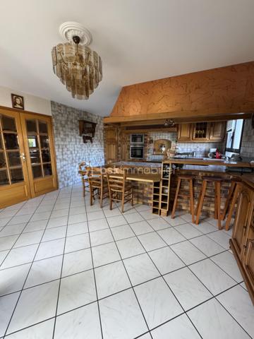 Maison familiale d’exception avec T2 indépendant – 258 m² – Daix, secteur recherché “Les Champs Moreaux”

À seulement quelques minutes de Dijon, dans l’un des secteurs les plus prisés et paisibles de Daix, découvrez cette superbe maison familiale de 1990, offrant 258 m² habitables sur un magnifique terrain arboré et fruitier de 651 m².

Parfaitement entretenue, lumineuse et économe en énergie (DPE B), cette propriété séduit par ses volumes généreux, ses prestations de qualité et son potentiel d’évolution.

Au rez-de-chaussée

* Hall d’entrée lumineux avec puits de lumière et élégant escalier central
* Vaste salon/séjour de 44 m² avec cheminée
* Grande cuisine entièrement équipée de 30 m² avec espace repas convivial
* Une chambre
* Salle de douche
* WC indépendant

À l’étage

* Belle mezzanine ouverte
* 4 chambres confortables
* Bureau
* Salle de bains
* WC indépendant

Potentiel supplémentaire

Le second étage, déjà isolé, permet l’aménagement d’environ 50 m² supplémentaires selon vos besoins : salle de jeux, suite parentale, espace télétravail…

Sous-sol complet

* Garage triple
* Buanderie
* Chaufferie
* Cave

Un vrai plus : appartement T2 indépendant d’environ 40 m²

Idéal pour :

* un adolescent ou un parent,
* une profession libérale,
* une location courte durée,
* un étudiant,
* ou un revenu locatif complémentaire.

Prestations & confort

* Pompe à chaleur avec plancher chauffant sur 2 niveaux
* Panneaux solaires
* Aspiration centralisée
* Adoucisseur d’eau

Une maison spacieuse, fonctionnelle et chaleureuse, idéale pour une grande famille recherchant calme, confort et proximité immédiate de Dijon.

Bien rare sur le secteur. À découvrir sans tarder !