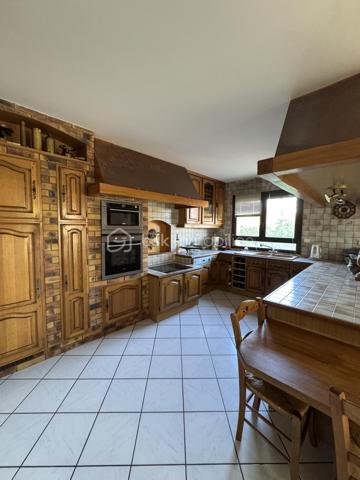 Maison familiale d’exception avec T2 indépendant – 258 m² – Daix, secteur recherché “Les Champs Moreaux”

À seulement quelques minutes de Dijon, dans l’un des secteurs les plus prisés et paisibles de Daix, découvrez cette superbe maison familiale de 1990, offrant 258 m² habitables sur un magnifique terrain arboré et fruitier de 651 m².

Parfaitement entretenue, lumineuse et économe en énergie (DPE B), cette propriété séduit par ses volumes généreux, ses prestations de qualité et son potentiel d’évolution.

Au rez-de-chaussée

* Hall d’entrée lumineux avec puits de lumière et élégant escalier central
* Vaste salon/séjour de 44 m² avec cheminée
* Grande cuisine entièrement équipée de 30 m² avec espace repas convivial
* Une chambre
* Salle de douche
* WC indépendant

À l’étage

* Belle mezzanine ouverte
* 4 chambres confortables
* Bureau
* Salle de bains
* WC indépendant

Potentiel supplémentaire

Le second étage, déjà isolé, permet l’aménagement d’environ 50 m² supplémentaires selon vos besoins : salle de jeux, suite parentale, espace télétravail…

Sous-sol complet

* Garage triple
* Buanderie
* Chaufferie
* Cave

Un vrai plus : appartement T2 indépendant d’environ 40 m²

Idéal pour :

* un adolescent ou un parent,
* une profession libérale,
* une location courte durée,
* un étudiant,
* ou un revenu locatif complémentaire.

Prestations & confort

* Pompe à chaleur avec plancher chauffant sur 2 niveaux
* Panneaux solaires
* Aspiration centralisée
* Adoucisseur d’eau

Une maison spacieuse, fonctionnelle et chaleureuse, idéale pour une grande famille recherchant calme, confort et proximité immédiate de Dijon.

Bien rare sur le secteur. À découvrir sans tarder !