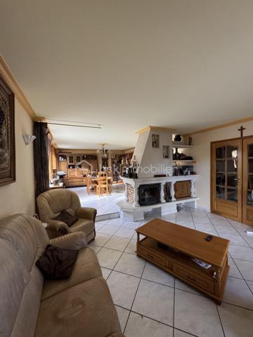 Maison familiale d’exception avec T2 indépendant – 258 m² – Daix, secteur recherché “Les Champs Moreaux”

À seulement quelques minutes de Dijon, dans l’un des secteurs les plus prisés et paisibles de Daix, découvrez cette superbe maison familiale de 1990, offrant 258 m² habitables sur un magnifique terrain arboré et fruitier de 651 m².

Parfaitement entretenue, lumineuse et économe en énergie (DPE B), cette propriété séduit par ses volumes généreux, ses prestations de qualité et son potentiel d’évolution.

Au rez-de-chaussée

* Hall d’entrée lumineux avec puits de lumière et élégant escalier central
* Vaste salon/séjour de 44 m² avec cheminée
* Grande cuisine entièrement équipée de 30 m² avec espace repas convivial
* Une chambre
* Salle de douche
* WC indépendant

À l’étage

* Belle mezzanine ouverte
* 4 chambres confortables
* Bureau
* Salle de bains
* WC indépendant

Potentiel supplémentaire

Le second étage, déjà isolé, permet l’aménagement d’environ 50 m² supplémentaires selon vos besoins : salle de jeux, suite parentale, espace télétravail…

Sous-sol complet

* Garage triple
* Buanderie
* Chaufferie
* Cave

Un vrai plus : appartement T2 indépendant d’environ 40 m²

Idéal pour :

* un adolescent ou un parent,
* une profession libérale,
* une location courte durée,
* un étudiant,
* ou un revenu locatif complémentaire.

Prestations & confort

* Pompe à chaleur avec plancher chauffant sur 2 niveaux
* Panneaux solaires
* Aspiration centralisée
* Adoucisseur d’eau

Une maison spacieuse, fonctionnelle et chaleureuse, idéale pour une grande famille recherchant calme, confort et proximité immédiate de Dijon.

Bien rare sur le secteur. À découvrir sans tarder !