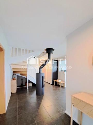 Située à Kembs (68680), cette maison, semi-mitoyenne de 126 m2, 6 pièces, 4 chambres, sur 437 m2 de terrain clôturé, belle terrasse et jardin avec vue dégagée.
