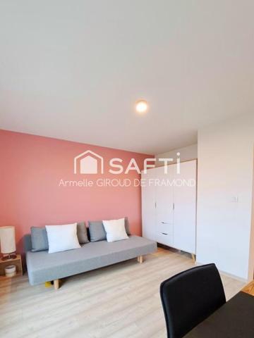 Située à Kembs (68680), cette maison, semi-mitoyenne de 126 m2, 6 pièces, 4 chambres, sur 437 m2 de terrain clôturé, belle terrasse et jardin avec vue dégagée.