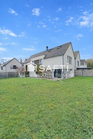Située à Kembs (68680), cette maison, semi-mitoyenne de 126 m2, 6 pièces, 4 chambres, sur 437 m2 de terrain clôturé, belle terrasse et jardin avec vue dégagée.