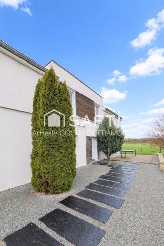 Située à Kembs (68680), cette maison, semi-mitoyenne de 125 m2, 6 pièces, 4 chambres, sur 437 m2 de terrain clôturé, belle terrasse et jardin avec vue dégagée.