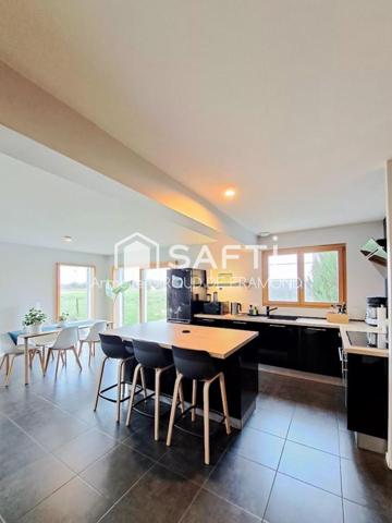 Située à Kembs (68680), cette maison, semi-mitoyenne de 126 m2, 6 pièces, 4 chambres, sur 437 m2 de terrain clôturé, belle terrasse et jardin avec vue dégagée.