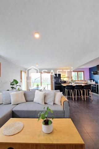 Située à Kembs (68680), cette maison, semi-mitoyenne de 126 m2, 6 pièces, 4 chambres, sur 437 m2 de terrain clôturé, belle terrasse et jardin avec vue dégagée.