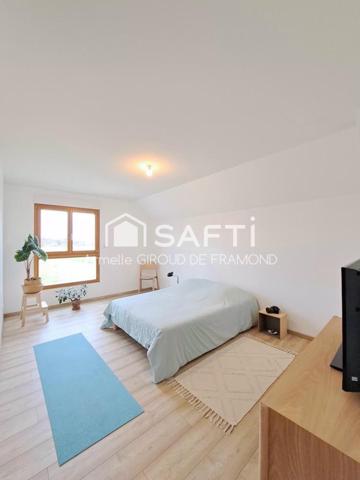Située à Kembs (68680), cette maison, semi-mitoyenne de 126 m2, 6 pièces, 4 chambres, sur 437 m2 de terrain clôturé, belle terrasse et jardin avec vue dégagée.