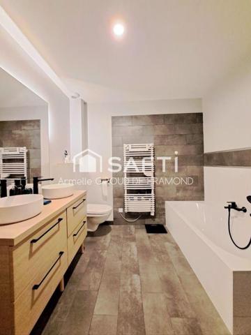 Située à Kembs (68680), cette maison, semi-mitoyenne de 126 m2, 6 pièces, 4 chambres, sur 437 m2 de terrain clôturé, belle terrasse et jardin avec vue dégagée.