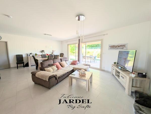 Villa récente de 153 m² de plain pied avec piscine