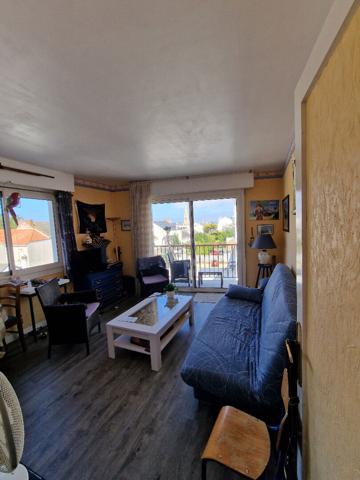 Au pied du port et de la plage.