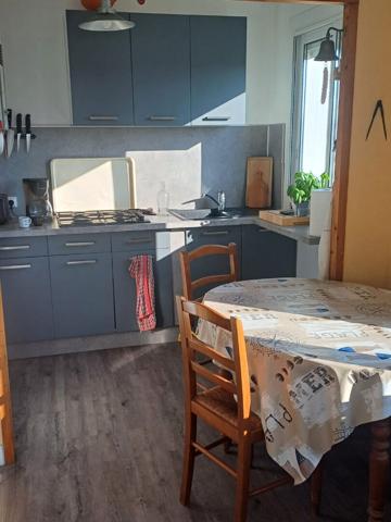 Au pied du port et de la plage.