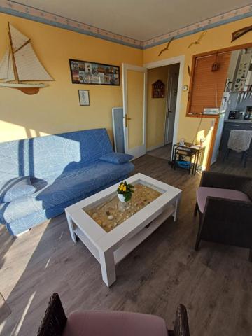 Au pied du port et de la plage.