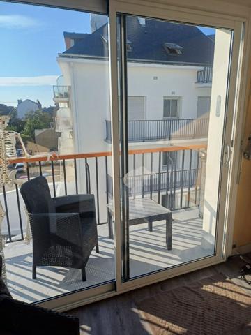 Au pied du port et de la plage.