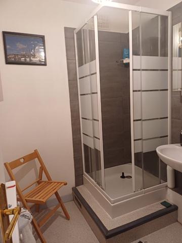 Au pied du port et de la plage.