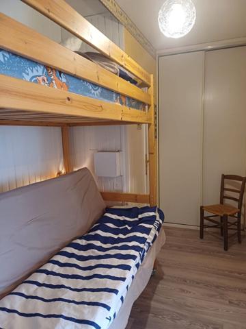 Au pied du port et de la plage.