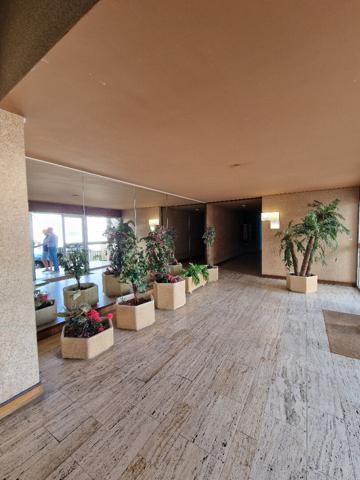 Au pied du port et de la plage.