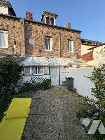 Maison mitoyenne comprenant : au rez-de-chaussée : un séjour, une cuisine aménagée, une salle d...