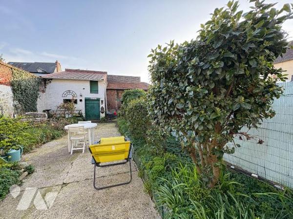 Maison mitoyenne comprenant : au rez-de-chaussée : un séjour, une cuisine aménagée, une salle d...