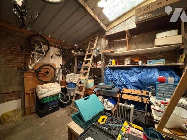 Maison mitoyenne comprenant : au rez-de-chaussée : un séjour, une cuisine aménagée, une salle d...