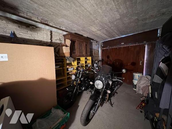 Maison mitoyenne comprenant : au rez-de-chaussée : un séjour, une cuisine aménagée, une salle d...