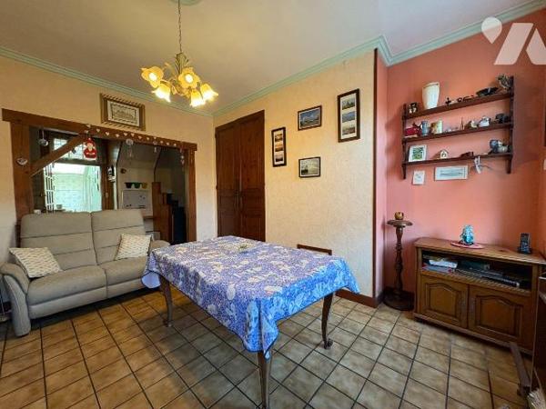 Maison mitoyenne comprenant : au rez-de-chaussée : un séjour, une cuisine aménagée, une salle d...