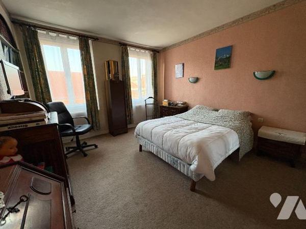 Maison mitoyenne comprenant : au rez-de-chaussée : un séjour, une cuisine aménagée, une salle d...