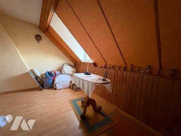 Maison mitoyenne comprenant : au rez-de-chaussée : un séjour, une cuisine aménagée, une salle d...