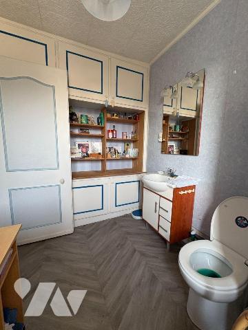 Maison mitoyenne comprenant : au rez-de-chaussée : un séjour, une cuisine aménagée, une salle d...