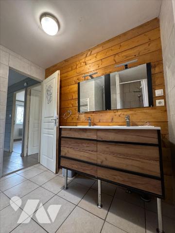 Ensemble immobilier au cœur des bois avec piscine