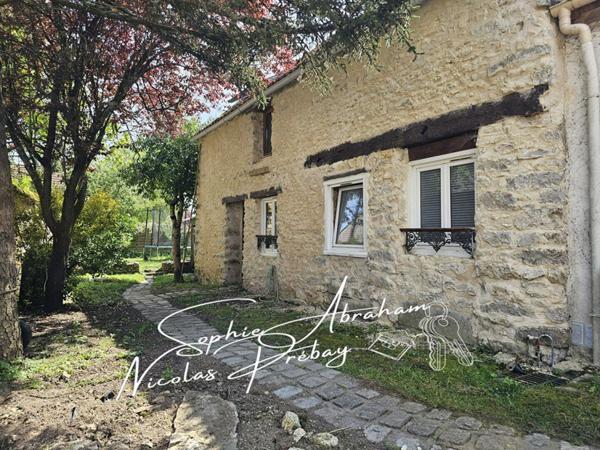 Maison en pierres de 6 pièces, 4 chambres avec jardin et terrasse