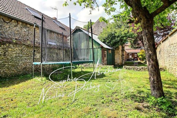 Maison en pierres de 6 pièces, 4 chambres avec jardin et terrasse
