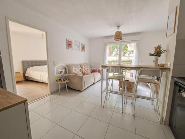 Bel appartement de 40 m² au rez-de-chaussée, sans travaux, en excellent état.
Il se compose d’un séjour/cuisine ouvert, d’une chambre avec placard et d’une salle d’eau.
Terrasse de 10 m² + parking couvert inclus.Résidence calme et sécurisée.
DPE C – Charges : 112 €/mois.Investissement locatif immédiat :
Actuellement loué 700 €/mois jusqu’en juin 2027 → loyers perçus dès la signature.
Libre ensuite.Prix : 210 000 € (honoraires inclus)Contactez-moi pour plus de détails ou une visite.Damien Signoret
Agent commercial – RSAC Bordeaux 532 045 341
Mandataire BSK Immobilier
Carte T n° CP 3101 2018 000 030 369 – CCI Toulouse