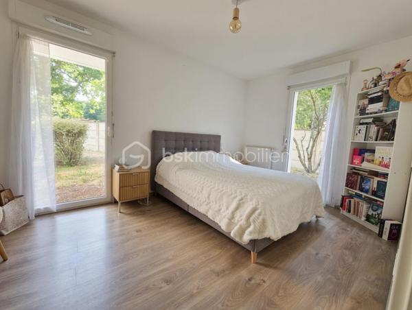 Bel appartement de 40 m² au rez-de-chaussée, sans travaux, en excellent état.
Il se compose d’un séjour/cuisine ouvert, d’une chambre avec placard et d’une salle d’eau.
Terrasse de 10 m² + parking couvert inclus.Résidence calme et sécurisée.
DPE C – Charges : 112 €/mois.Investissement locatif immédiat :
Actuellement loué 700 €/mois jusqu’en juin 2027 → loyers perçus dès la signature.
Libre ensuite.Prix : 210 000 € (honoraires inclus)Contactez-moi pour plus de détails ou une visite.Damien Signoret
Agent commercial – RSAC Bordeaux 532 045 341
Mandataire BSK Immobilier
Carte T n° CP 3101 2018 000 030 369 – CCI Toulouse