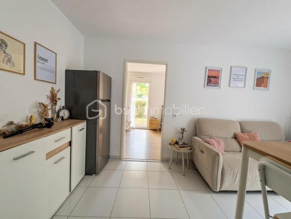 Bel appartement de 40 m² au rez-de-chaussée, sans travaux, en excellent état.
Il se compose d’un séjour/cuisine ouvert, d’une chambre avec placard et d’une salle d’eau.
Terrasse de 10 m² + parking couvert inclus.Résidence calme et sécurisée.
DPE C – Charges : 112 €/mois.Investissement locatif immédiat :
Actuellement loué 700 €/mois jusqu’en juin 2027 → loyers perçus dès la signature.
Libre ensuite.Prix : 210 000 € (honoraires inclus)Contactez-moi pour plus de détails ou une visite.Damien Signoret
Agent commercial – RSAC Bordeaux 532 045 341
Mandataire BSK Immobilier
Carte T n° CP 3101 2018 000 030 369 – CCI Toulouse