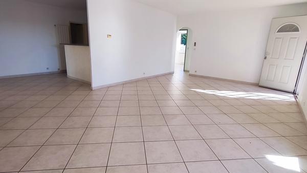 Maison avec jardin paysagé, terrasses et piscine – Alès (30100)