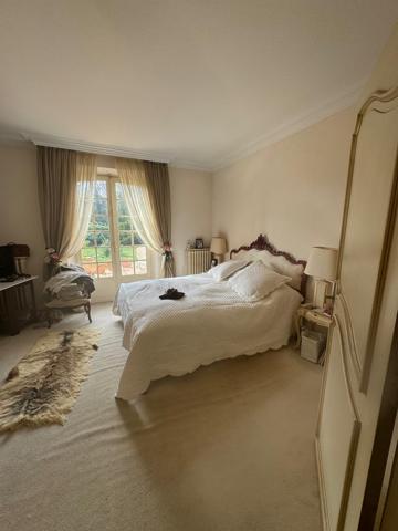 Proche centre Bram, Villa de caractère de 355m² sur un jardin paysagé et clôturé de 3694 m2. Bram (11150)
