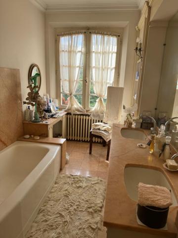 Proche centre Bram, Villa de caractère de 355m² sur un jardin paysagé et clôturé de 3694 m2. Bram (11150)