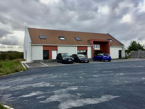 A louer, parc d'activité comprenant bureaux, parkings et terrain proche rocade de ST-OMER et de l'A25.