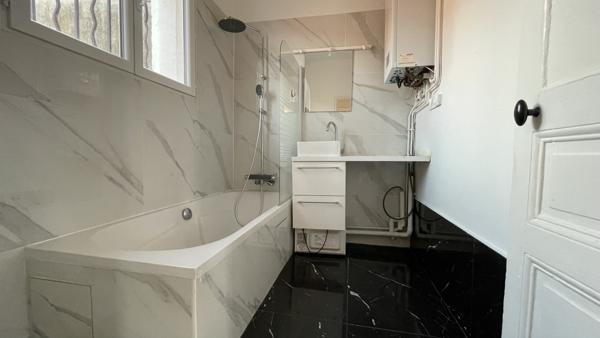 Appartement
         3 pièces
        - 51 m² 180 000 € *
