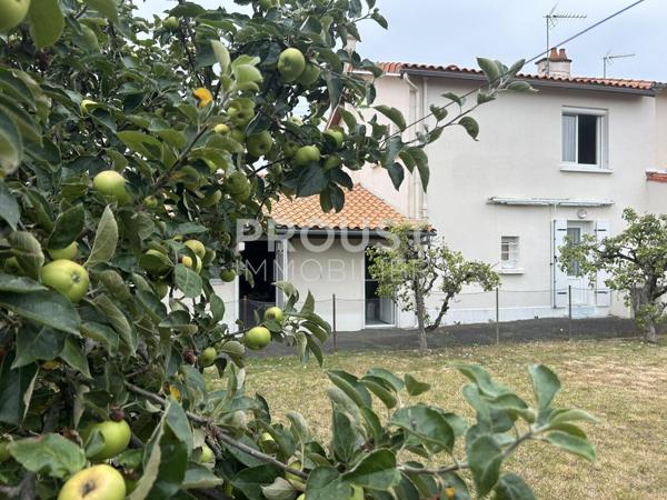 En exclusivité, maison avec jardin et garage proche quartier avenue de la rochelle.