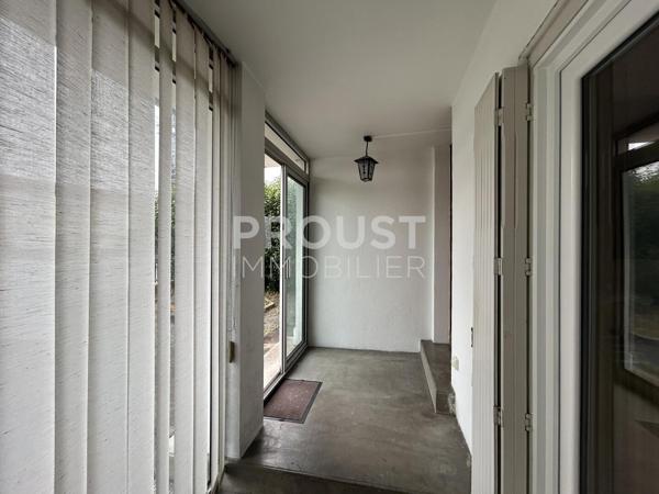 En exclusivité, maison avec jardin et garage proche quartier avenue de la rochelle.