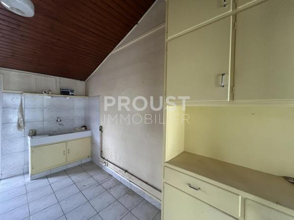 En exclusivité, maison avec jardin et garage proche quartier avenue de la rochelle.