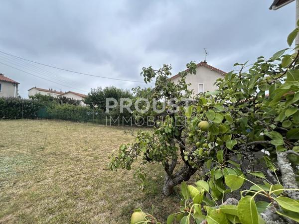 En exclusivité, maison avec jardin et garage proche quartier avenue de la rochelle.