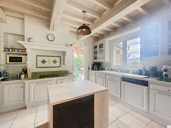 Maison Provençale à vendre à Laragne-Monteglin - 6 pièces, piscine et grand terrain