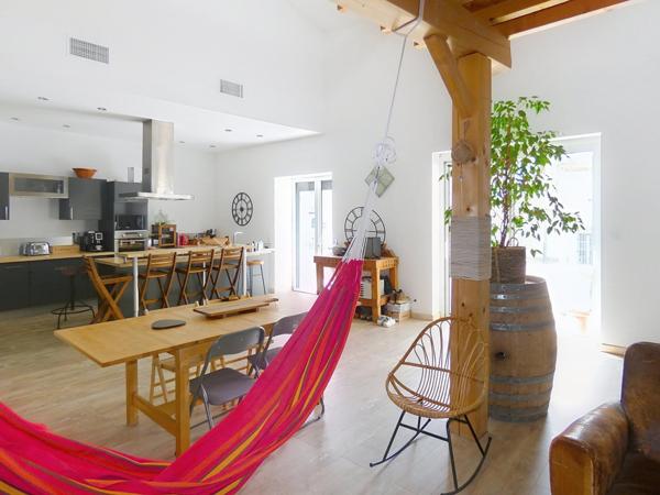 Ravissante maison en pierre de 142m² avec grand garage de 93m², grande cour avec 2 terrasses et dépendance de 42m²