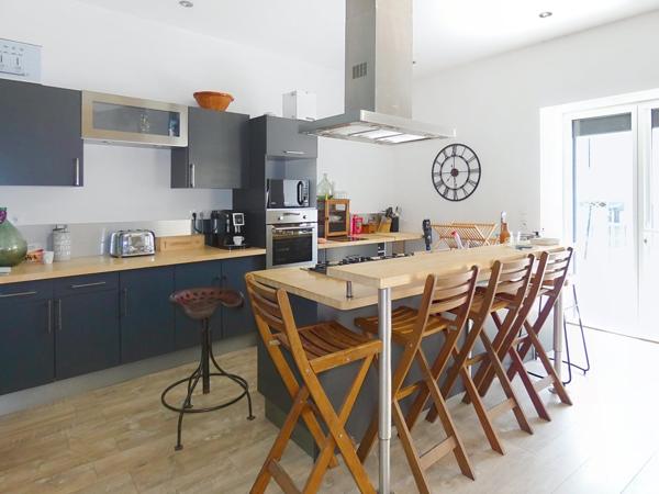 Ravissante maison en pierre de 142m² avec grand garage de 93m², grande cour avec 2 terrasses et dépendance de 42m²