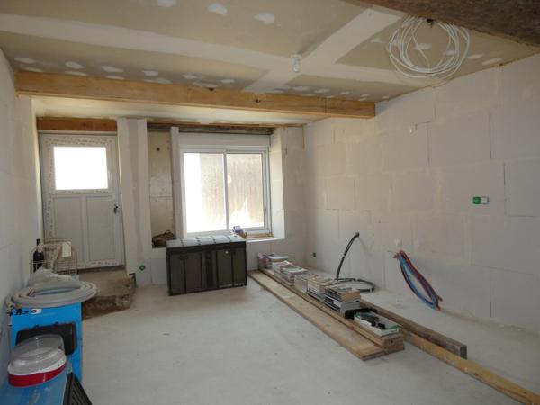 Ravissante maison en pierre de 142m² avec grand garage de 93m², grande cour avec 2 terrasses et dépendance de 42m²