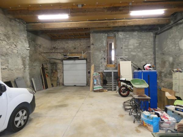 Ravissante maison en pierre de 142m² avec grand garage de 93m², grande cour avec 2 terrasses et dépendance de 42m²