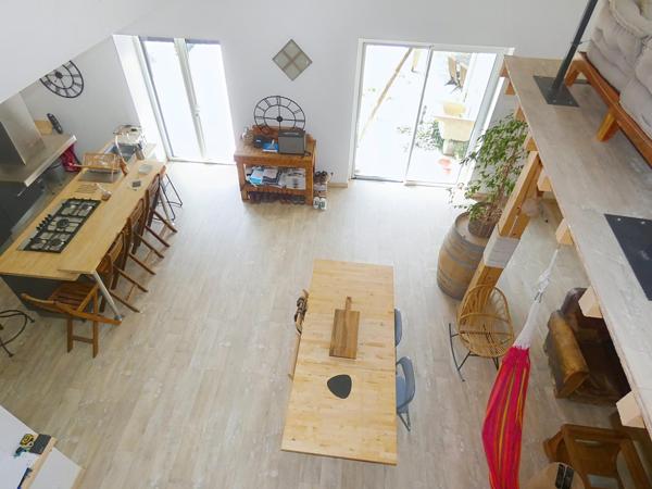 Ravissante maison en pierre de 142m² avec grand garage de 93m², grande cour avec 2 terrasses et dépendance de 42m²