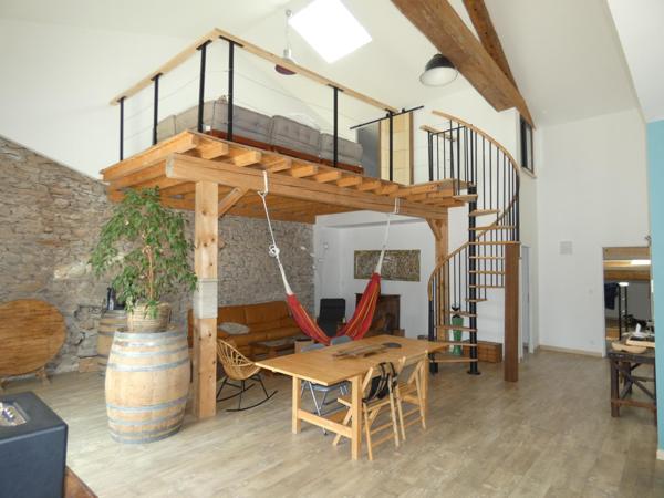 Ravissante maison en pierre de 142m² avec grand garage de 93m², grande cour avec 2 terrasses et dépendance de 42m²